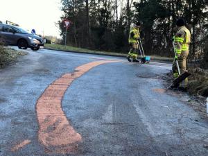 Ölspur Häusern Kreisverkehr (1)