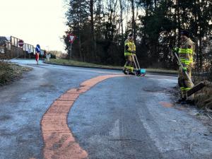 Ölspur Häusern Kreisverkehr (2)