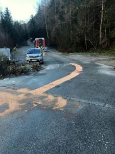 Ölspur Häusern Kreisverkehr (3)